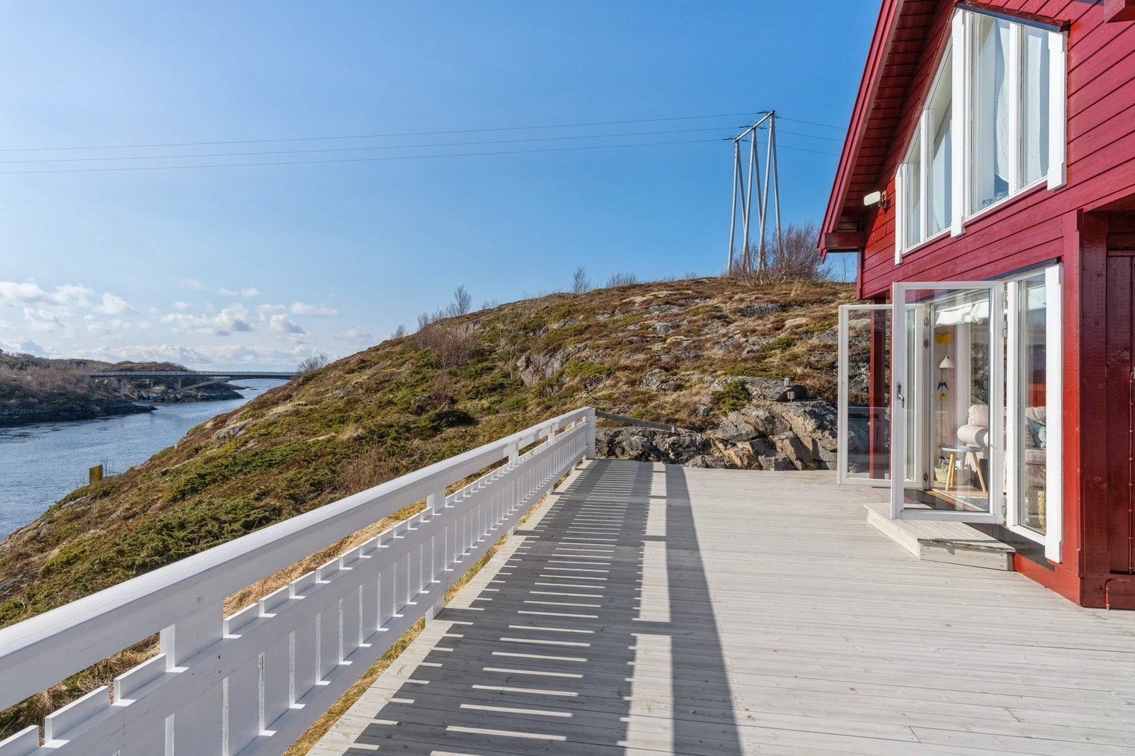 Dobbel altandør som kan oppleves som en forlengelse av stua på godværsdager. Galleribilde