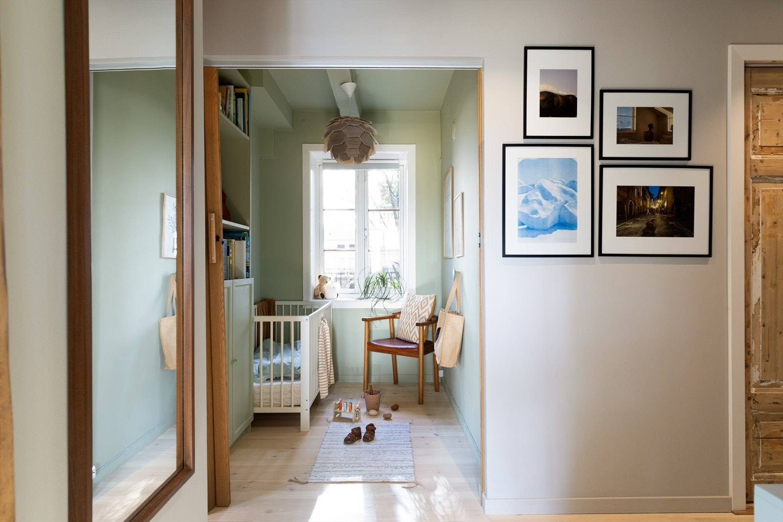 Koselig barnerom vendt inn mot stille bakgård Galleribilde