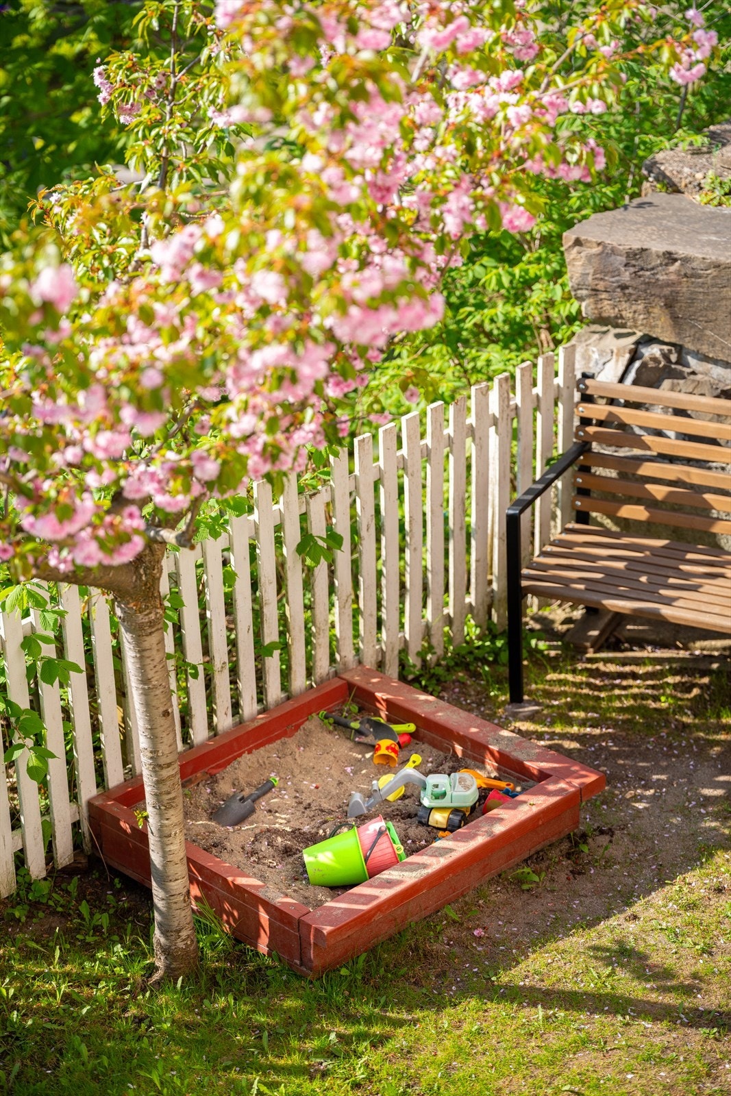 Det er fint for barn å vokse opp på Kampen. Med Kampen park som nærmeste nabo, kort vei til både barnehager og skole samt det er mye sosialt som skjer på fritiden Galleribilde