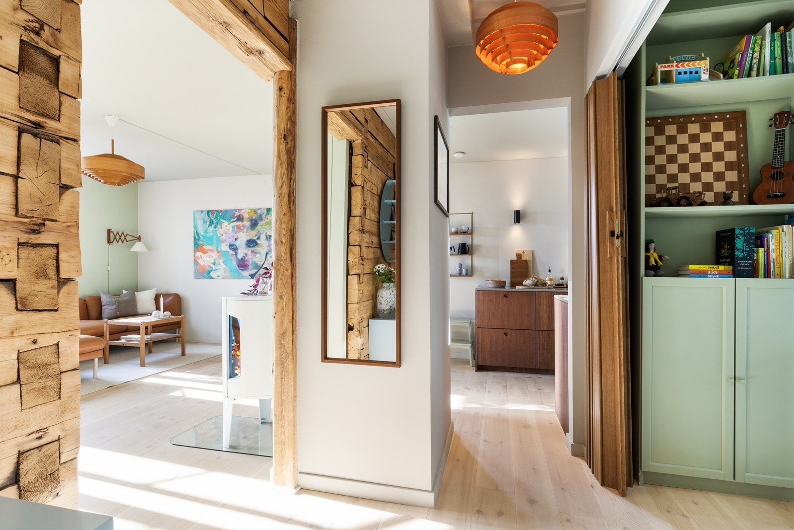 Huset er fra 1890. Selger har hentet frem de originale, laftede tømmerveggene fra byggeåret Galleribilde