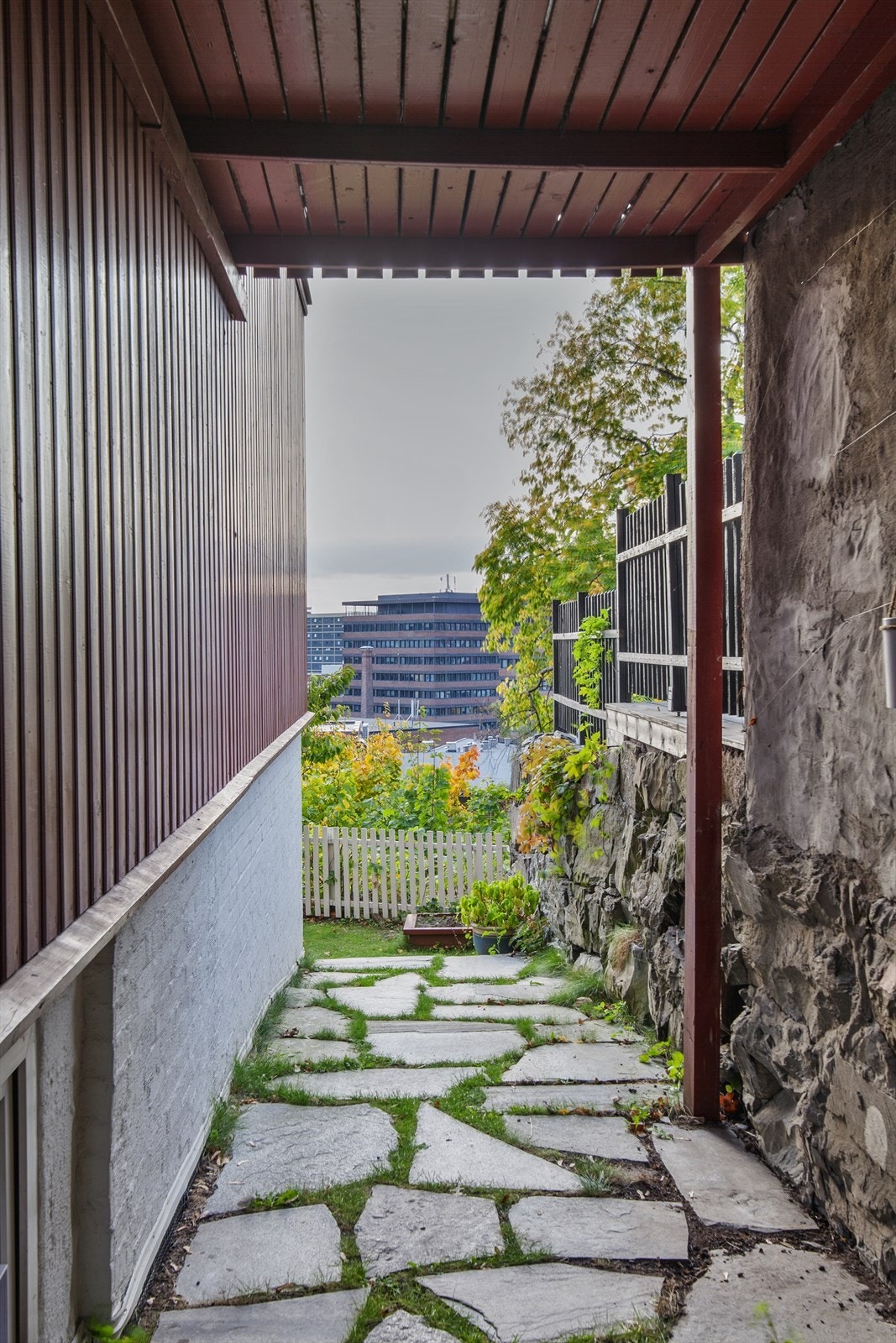 Videre ned svalgangen kommer man ned til felleshagen Galleribilde