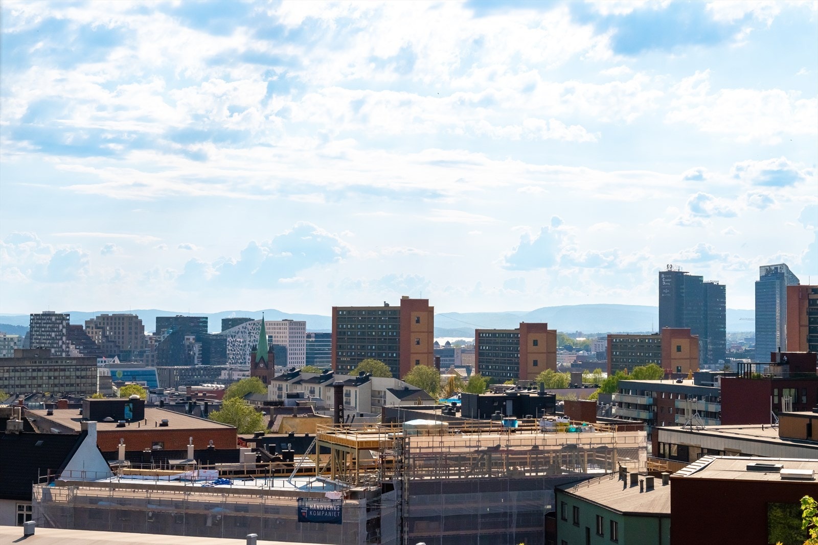 Siden eiendommen ligger på et høydedrag er det flott utsikt utover byen Galleribilde
