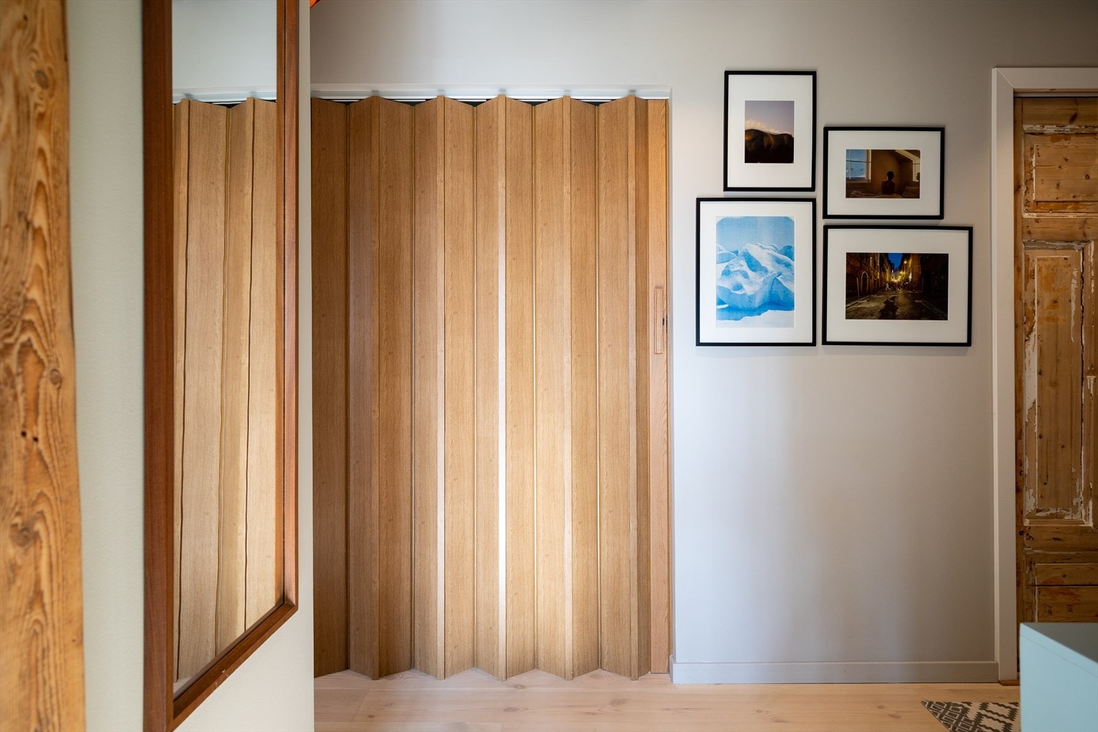 Selger har fått tak i foldedør av eik og bygget om den originale baderomsdøren til skyvedør Galleribilde