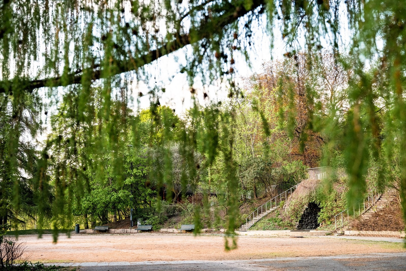 En tur gjennom parken bringer deg til T-banen på Tøyen. T-banen på Ensjø ligger også bare en spasertur unna Galleribilde