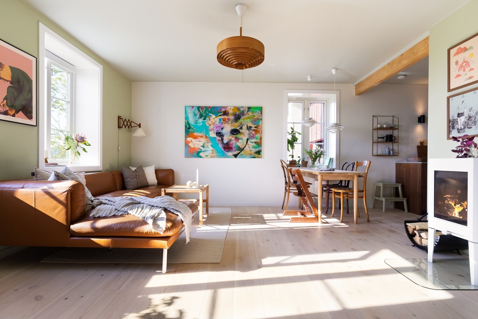 Gulvene er lutet og hvitoljet enstavs furuparkett Galleribilde