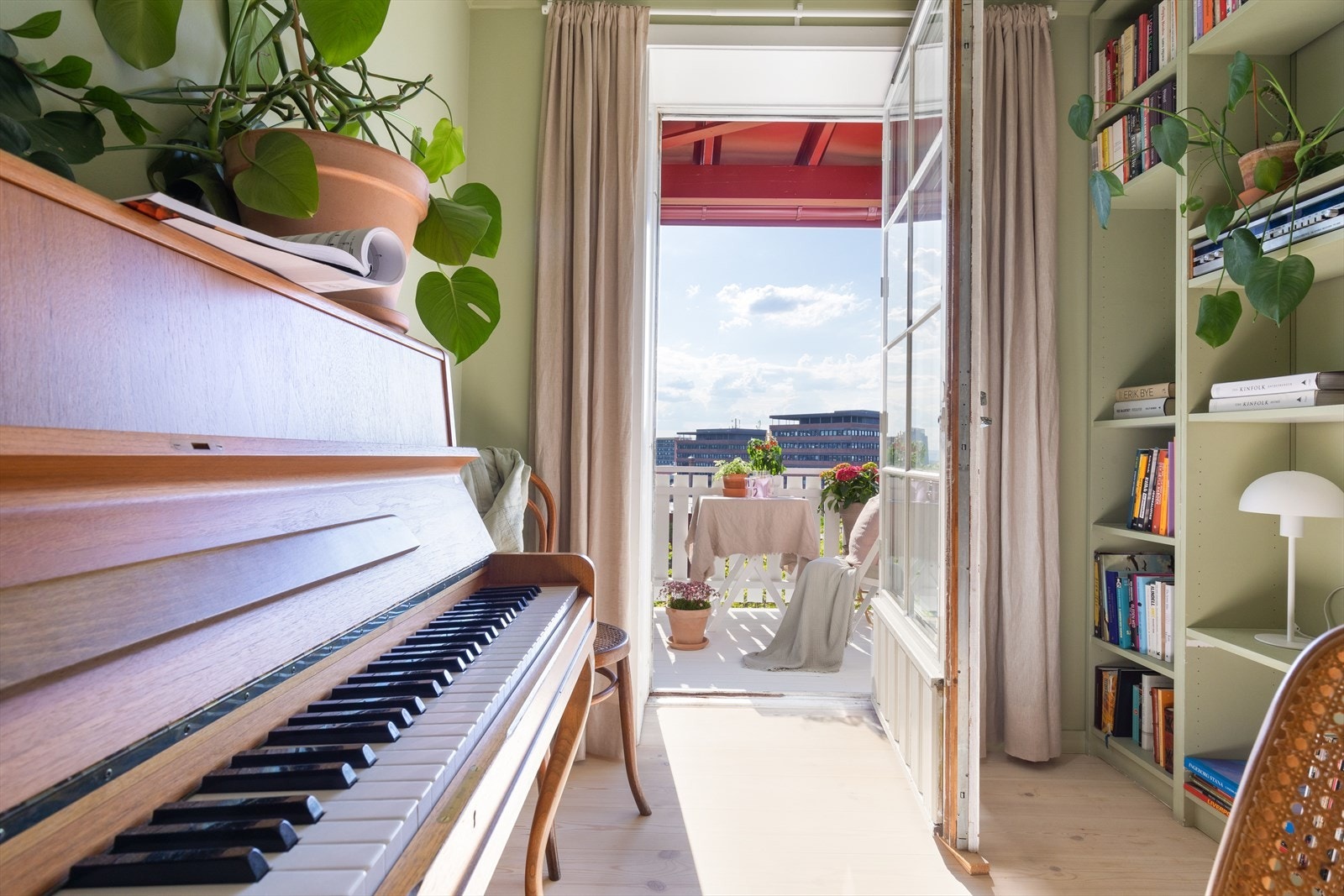 Utgang til en fantastisk balkong. Døren er praktisk plassert midt i rommet Galleribilde