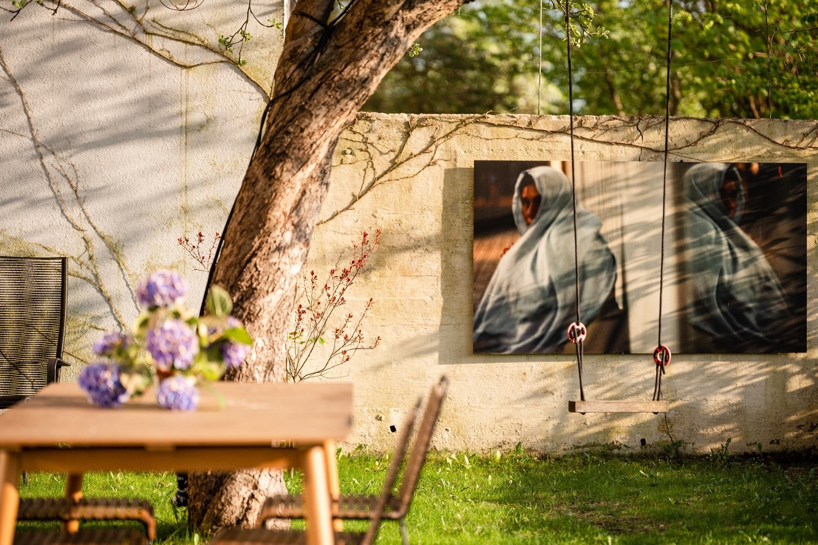 Kunsten på veggen er laget av en av naboene Galleribilde