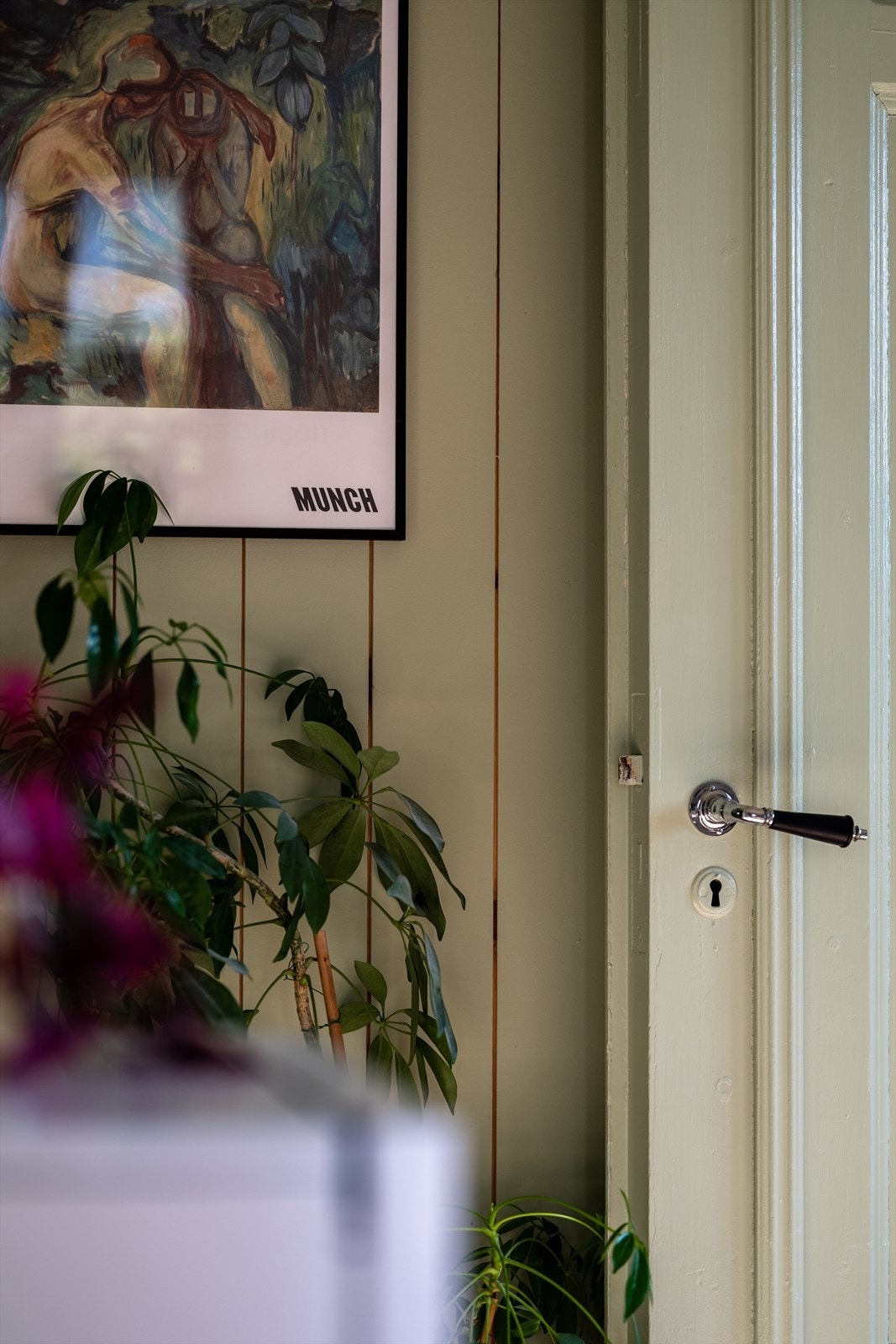 Malt panel skaper en lun kontrast til de ellers slette veggene og bringer opp den klassiske sjarmen man fant i disse gamle trehusene på kampen Galleribilde