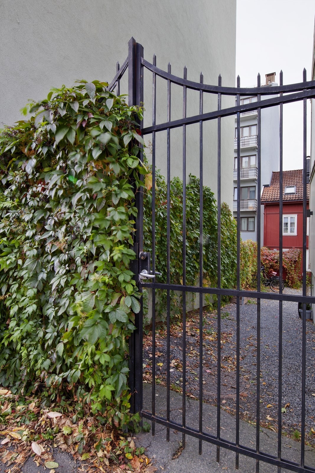 Selve huset ligger i indre gård bak lukket port Galleribilde