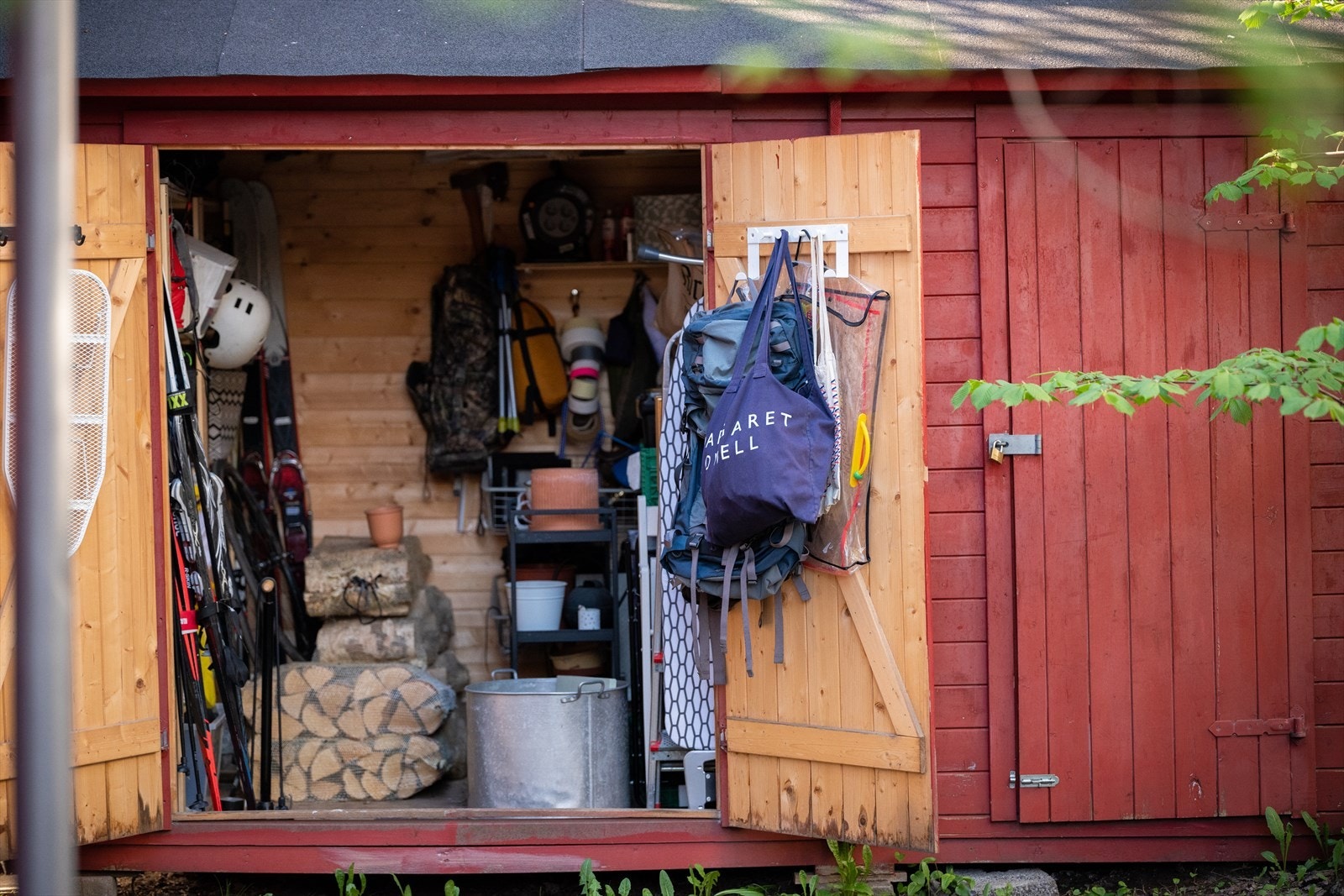 Disponerer over halvparten av denne boden. I tillegg disponerer man over noen hyller i felles bod i kjeller. Galleribilde