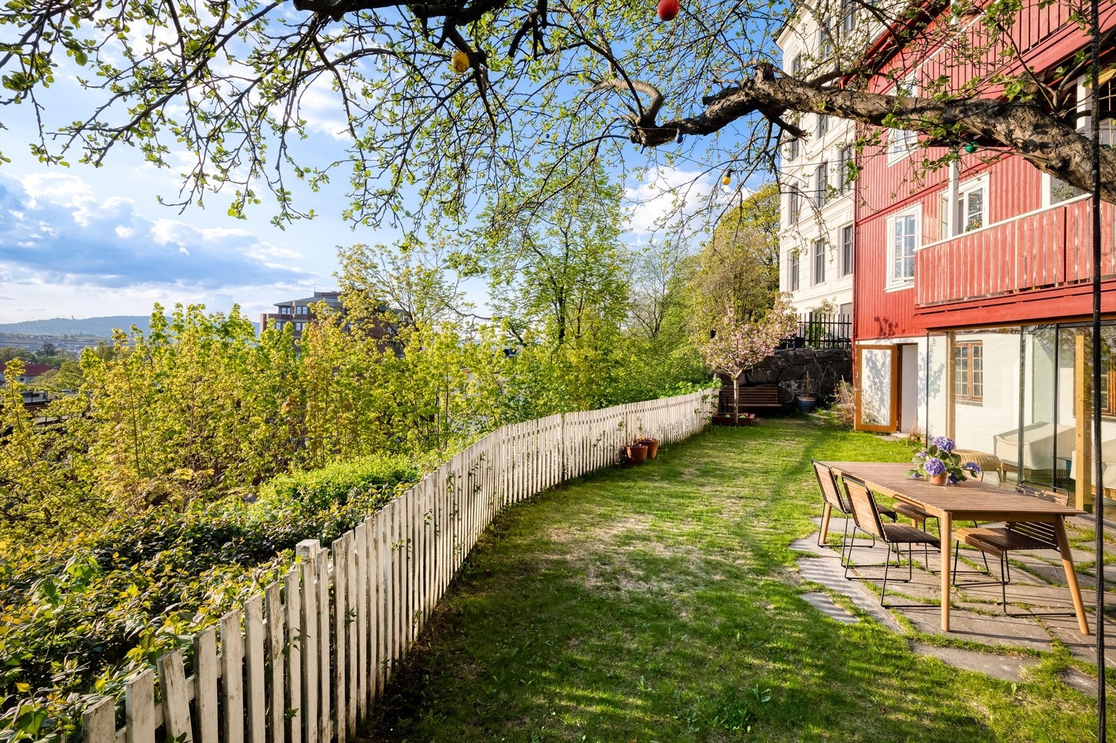 De seks enhetene i sameiet deler en stor og frodig felleshage Galleribilde