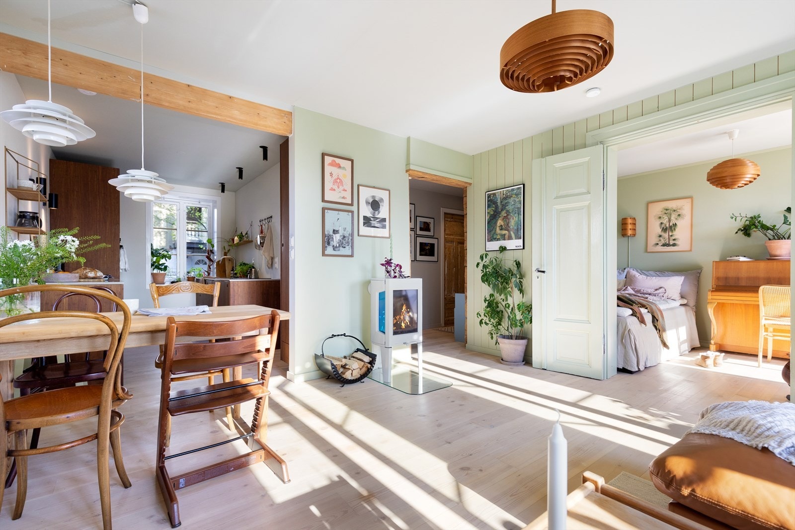 Med åpen løsning kan kokken være med på praten i stuen selv om man henger over grytene Galleribilde