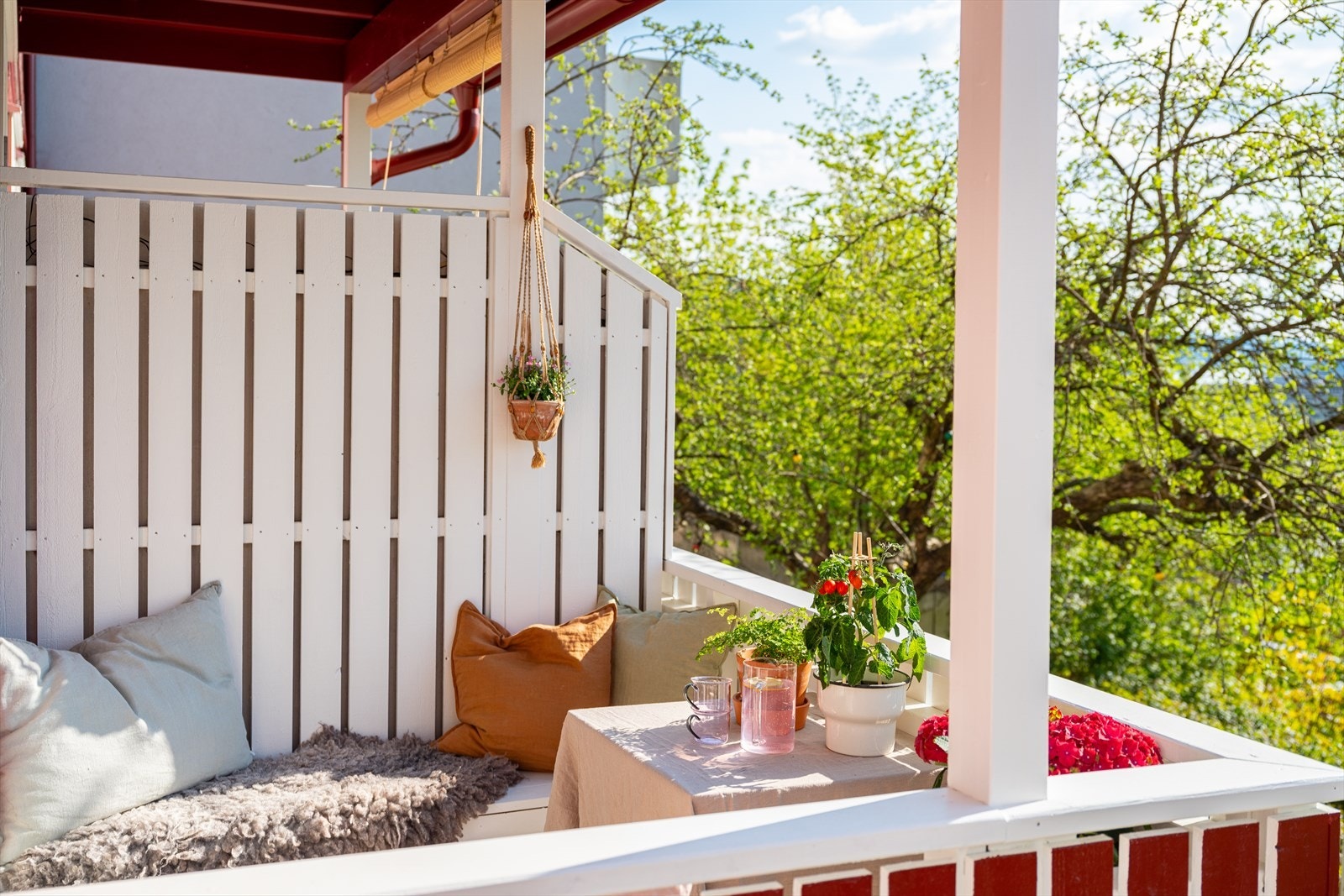 Solen smetter inn på balkongen rundt 14/1500 Galleribilde