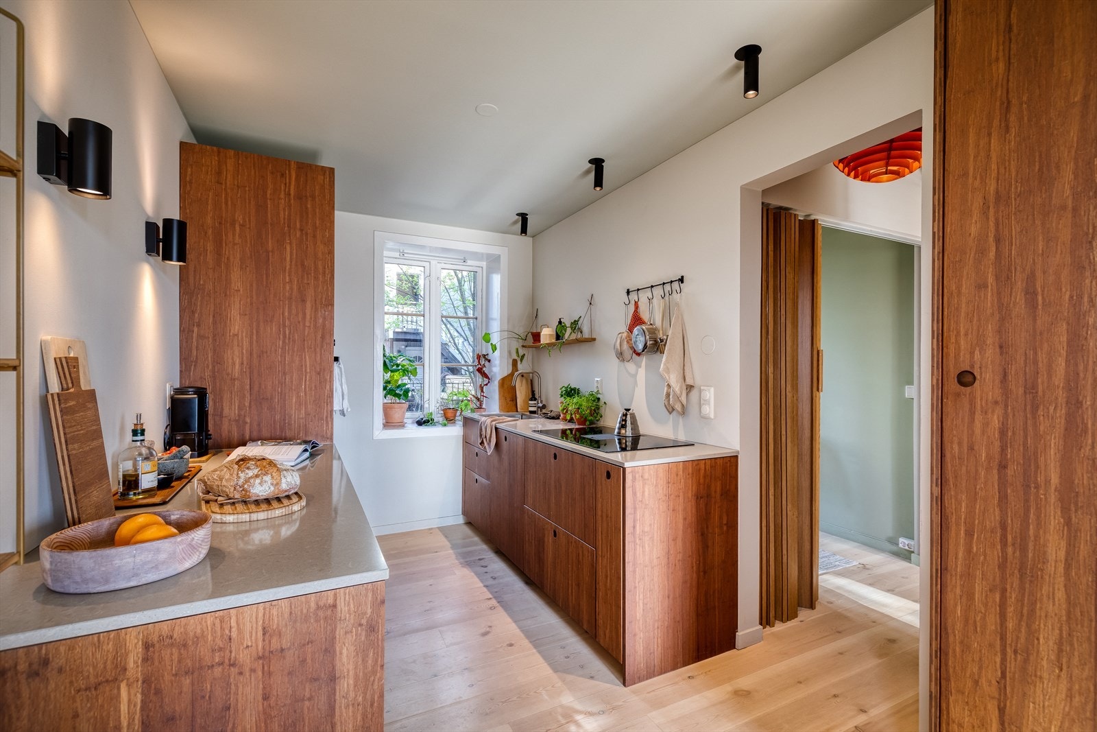 Himlingen er malt i en lysegrønn tone for å bryte opp det hvite Galleribilde