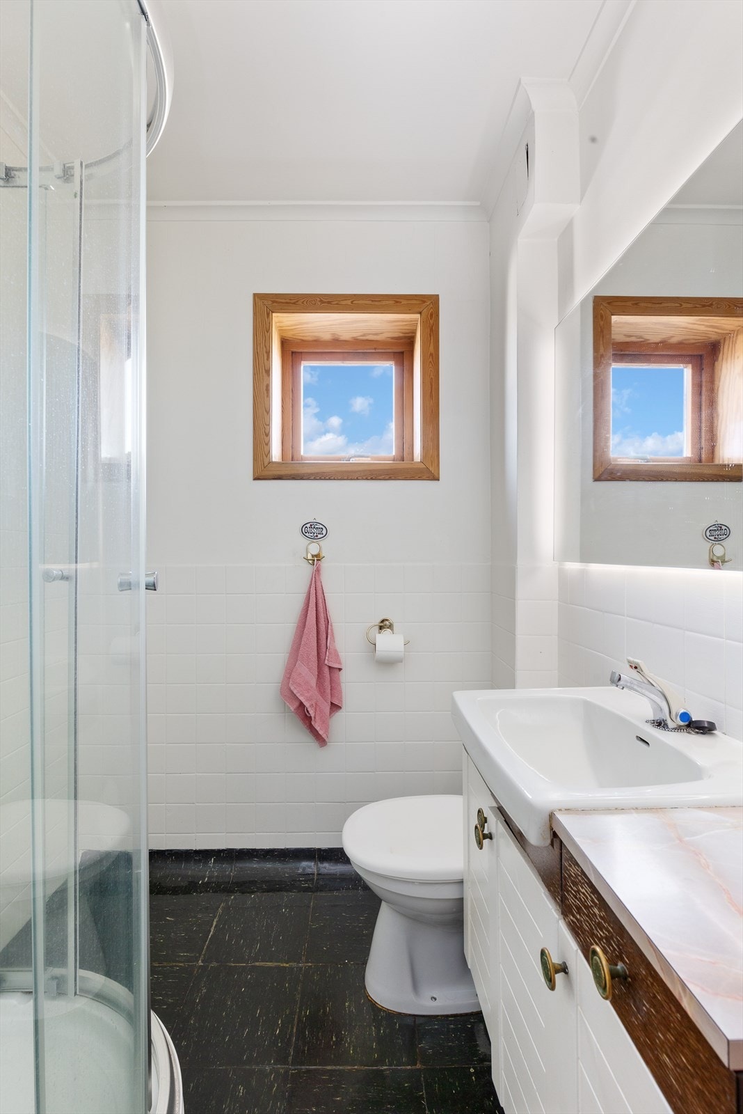 Badet ligger i andre etasje. Rommet har gulvbelegg, våtromsplater på veggene og naturlig avtrekk. Galleribilde