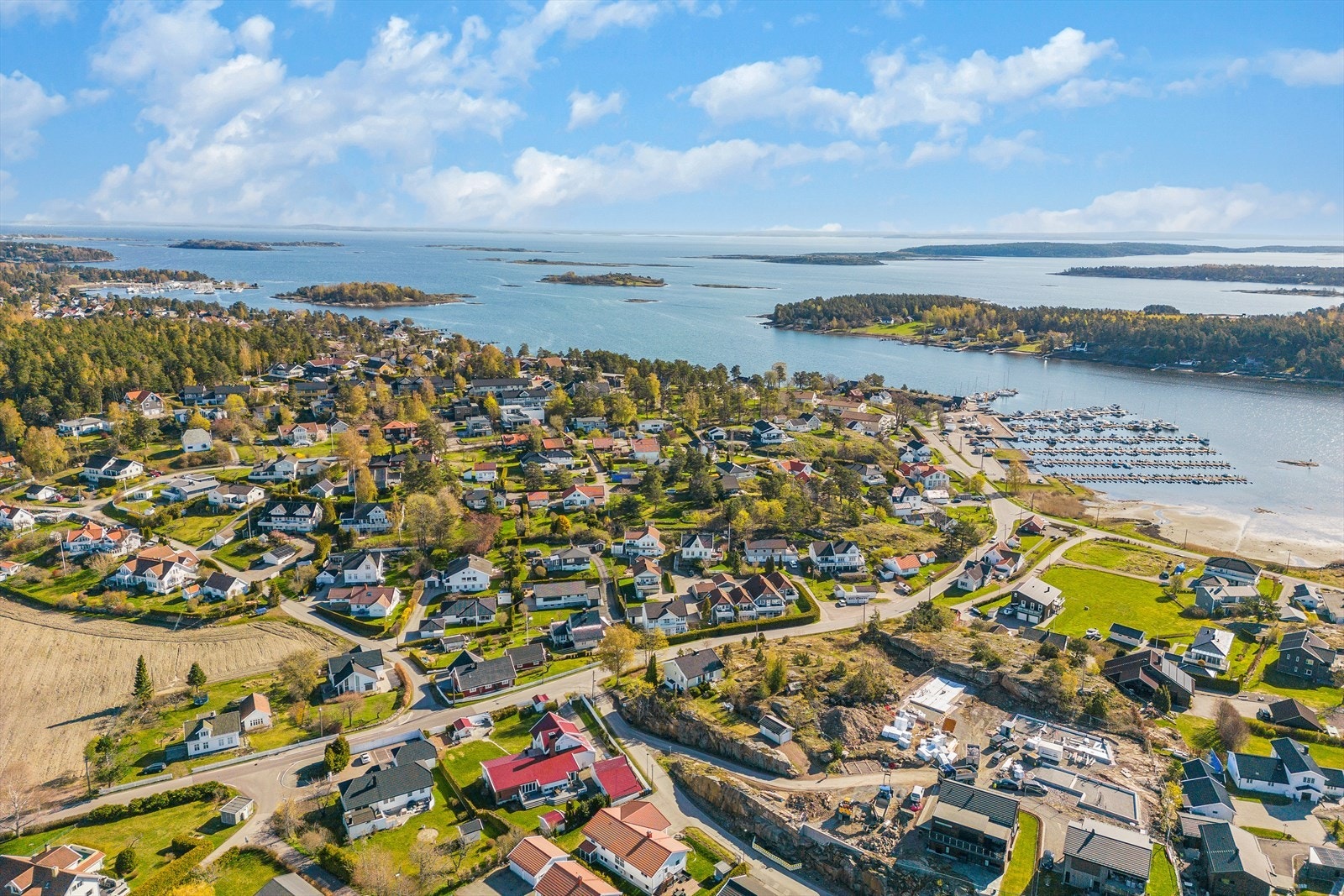Bussholdeplassen ligger rett utenfor døren og det er ca. 5 min gange til nærmeste barnehage. Galleribilde