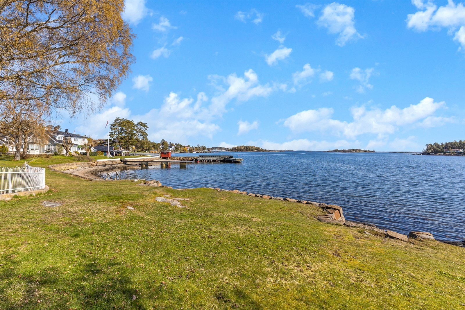Knarberg er kjent for sin idylliske atmosfære, med en rekke badeplasser, båthavn og kort vei ut til perlene i Nøtterøy skjærgården Galleribilde