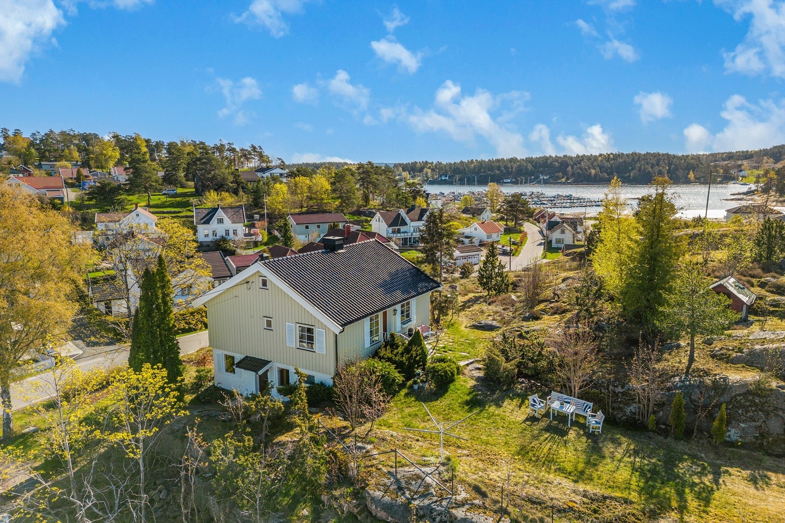 Eiendommen ligger på en solrik høyde med nydelig utsikt over området mot sjøen. Galleribilde
