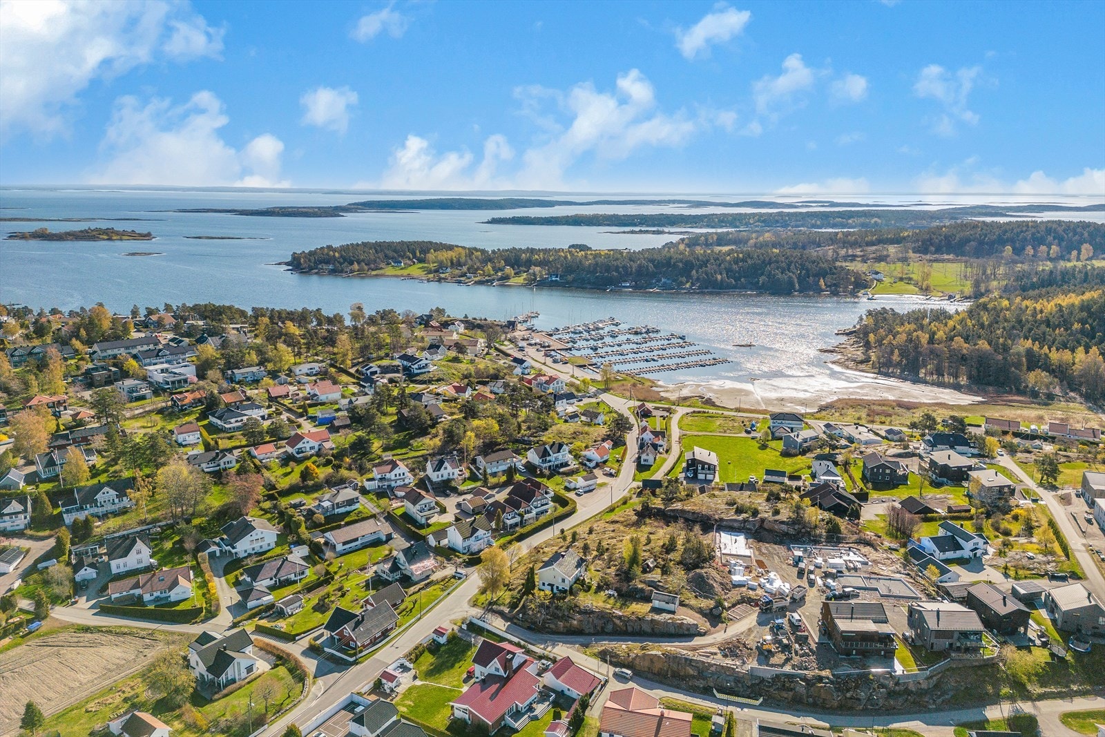 Boligen ligger ca. 2-3 min gange fra sjøen, Knarberg småbåthavn Verdun badeplass og idylliske Ulvøtangen badeplass. Galleribilde