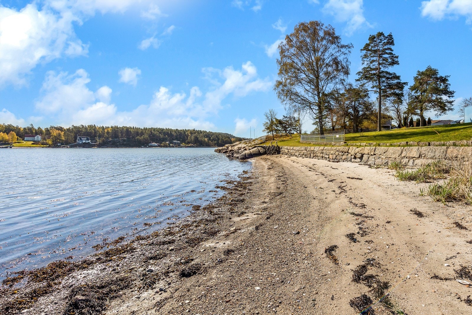 Med kort vei til badeplasser, småbåthavn og fine naturområder egner boligen seg som både fritidsbolig og helårsbolig. Galleribilde