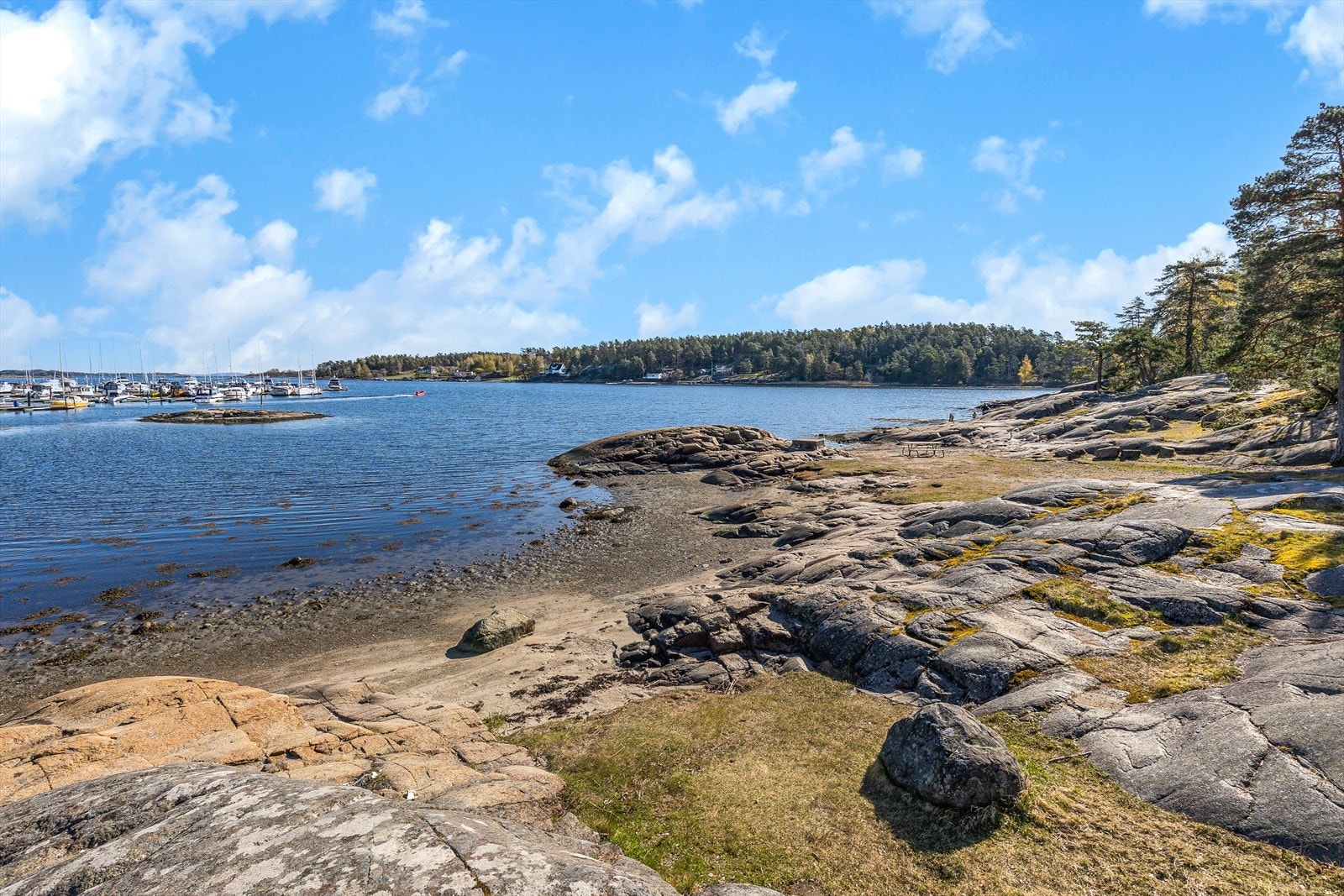 Ulvøtangen badestrand er et eldorado for barnefamilier Galleribilde