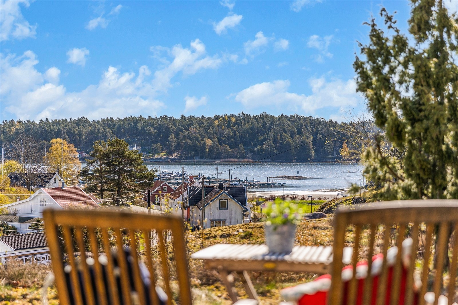 Tomten legger til rette for flere uteplasser, enten man vil sitte skjermet eller på en høyde med flott sjøutsikt. Galleribilde