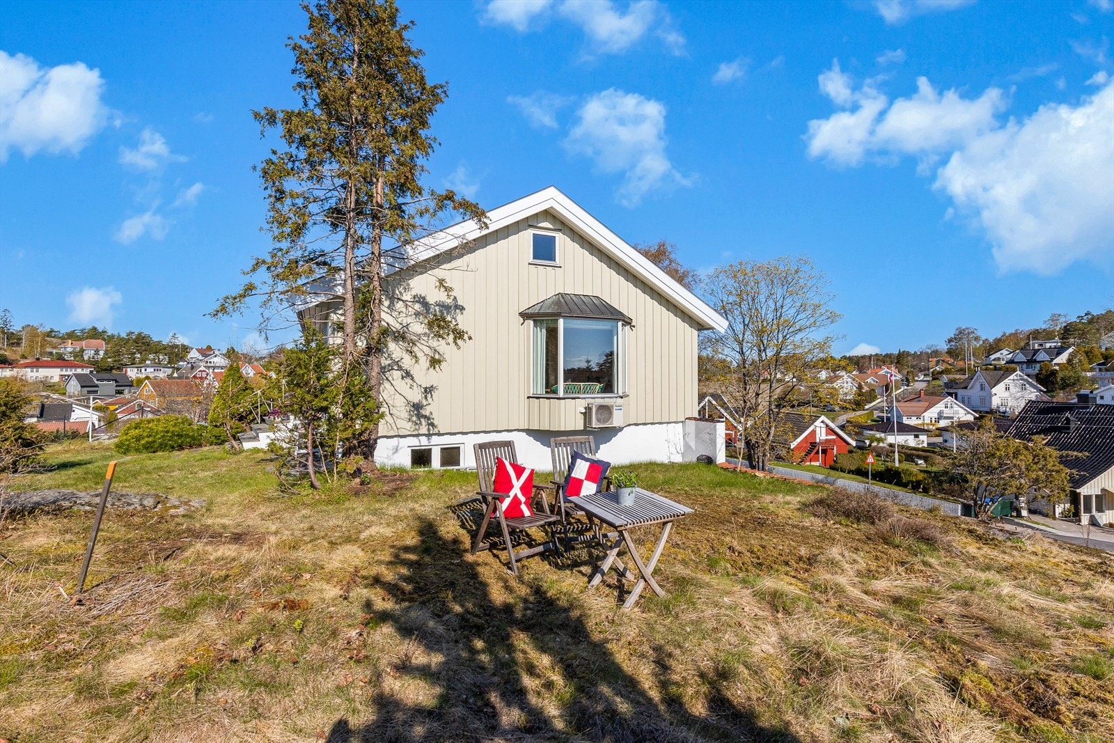Boligen ble oppført i 1956 og har blitt normalt vedlikeholdt. Det er funksjonelt, men oppgradering bør påregnes. Galleribilde