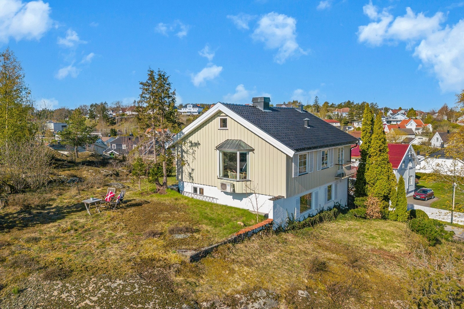 Dette er en pen enebolig med frittstående garasje fra 2018, solrik hage og nydelig sjøutsikt. Galleribilde
