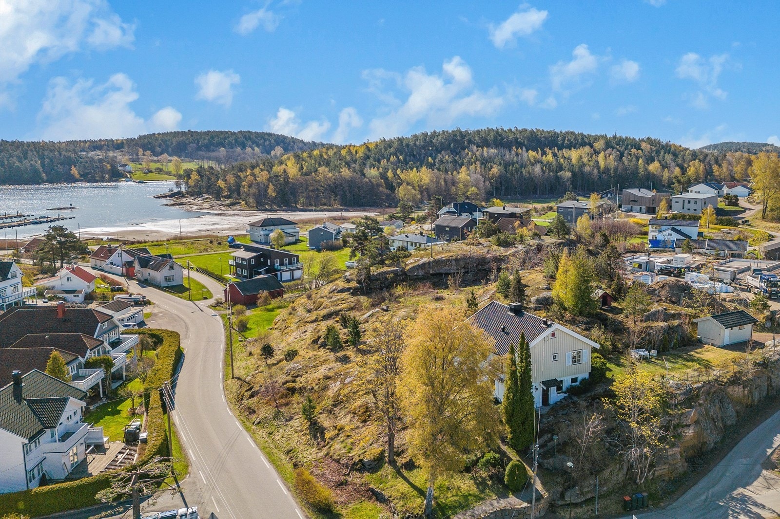 Det er verdt å merke seg at en eiendommen har 2 bnr og eventuelt kan bebygges senere - eller selges separat. Galleribilde