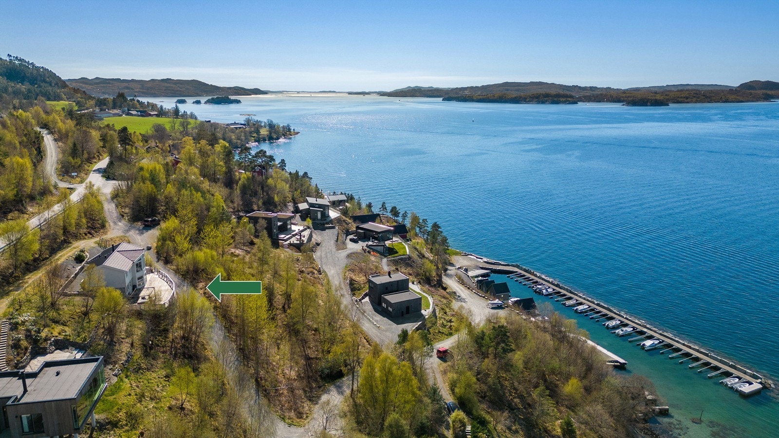Nærmeste dagligvarebutikk er Joker Fister, som er kun ca. 3 minutter unna med bil. Galleribilde