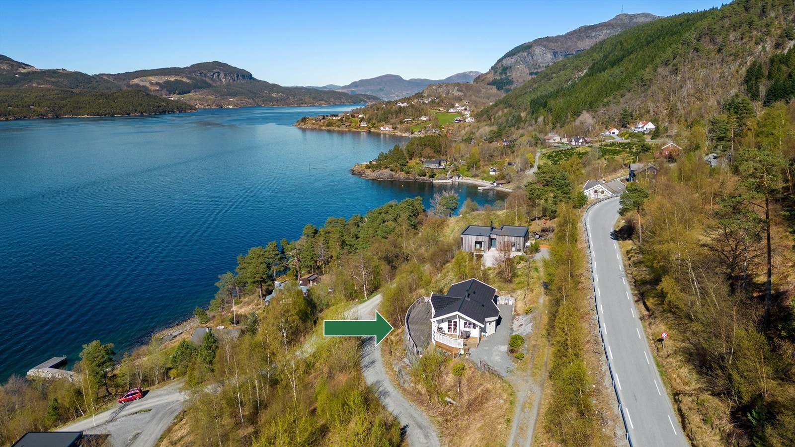 I nærheten er det flere flotte turmuligheter, som blant annet Vågarunden, Skomakarnibbå og Hjelmelandsvågen sammen med koselige badeplasser som Hetlandsvatnet og Kjelavika. Galleribilde