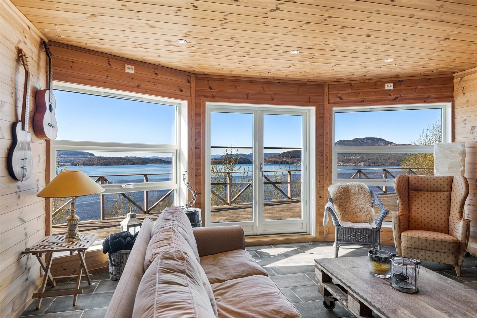 Fra stuen er det direkte utgang til herlig terrasseflate. Galleribilde