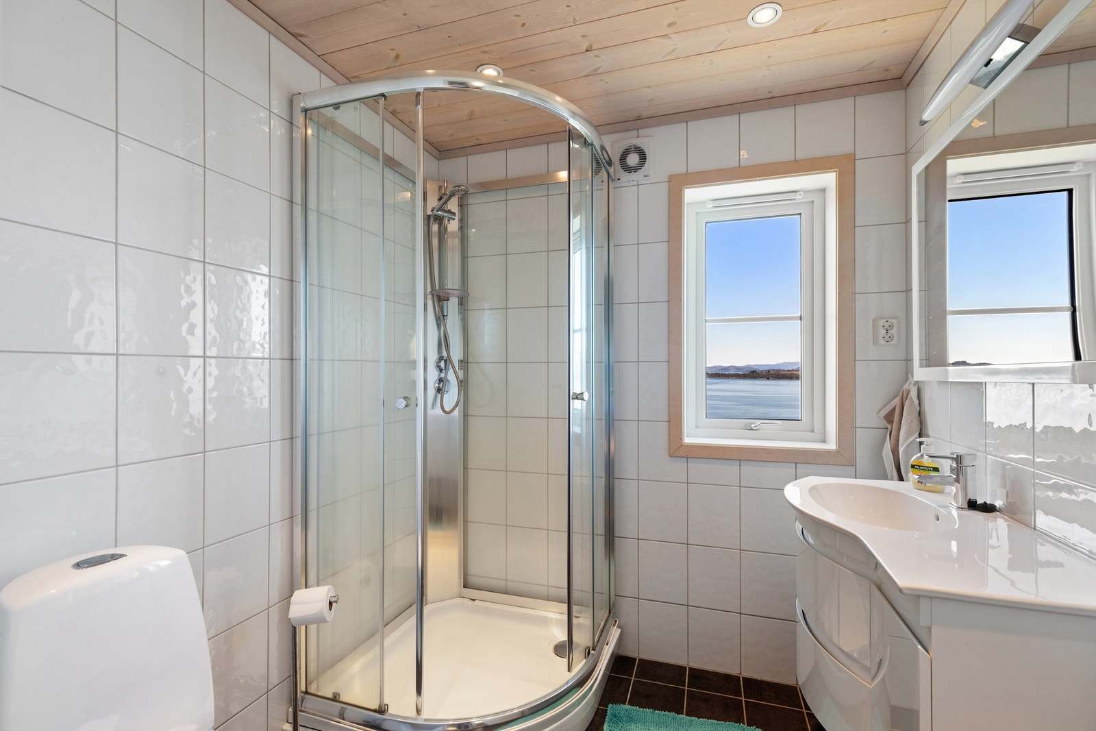 Begge bad har fliser på gulv og vegger, og er utstyrt med gulvvarme, dusj, servant med underskap og toalett. Galleribilde