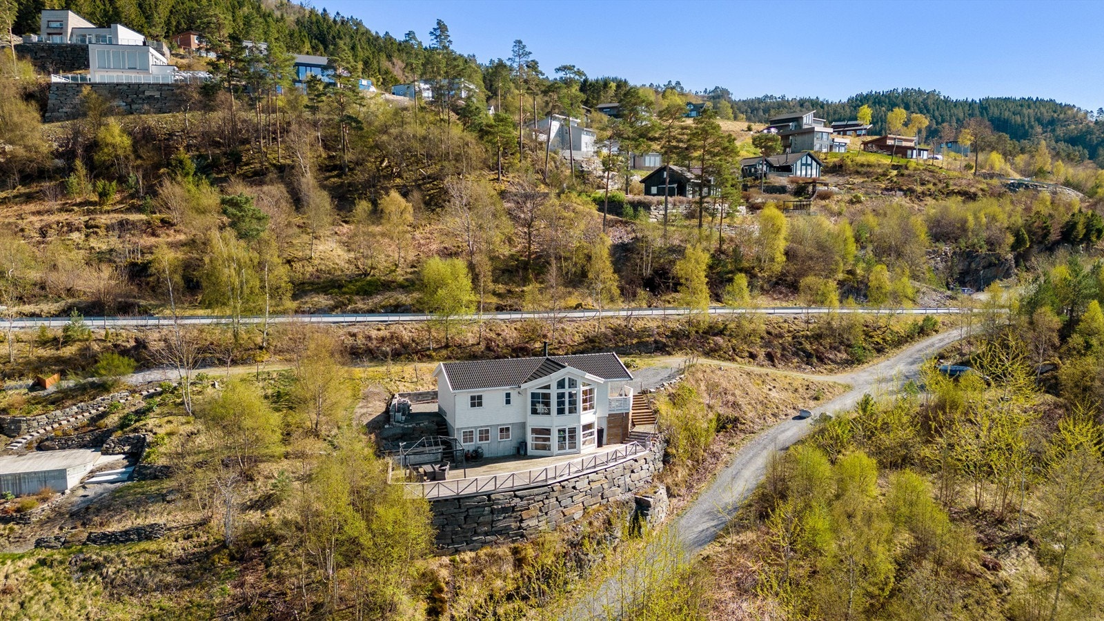 Fritidsboligen er beliggende i naturskjønne- og idylliske omgivelser på Fister. Her er det kort vei ned til sjøen, der bryggeanlegg er etablert og egen bruksrett til båtplass følger med. Galleribilde