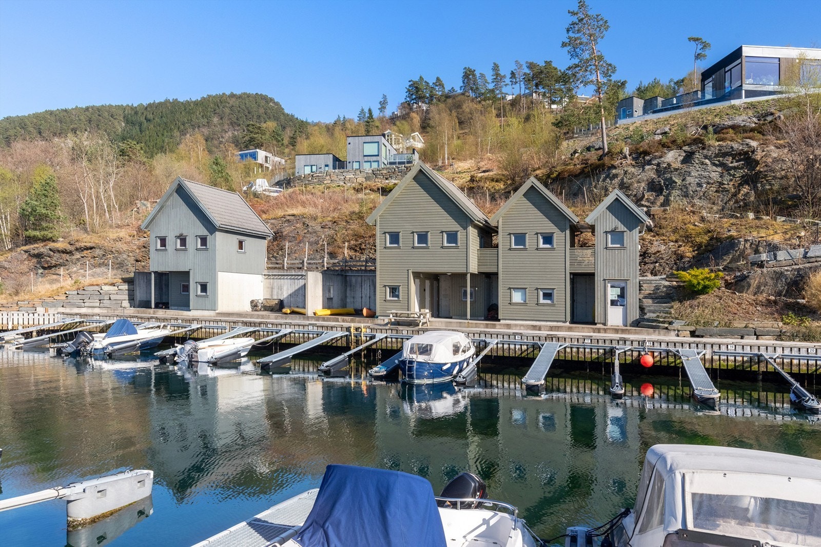 Det er fortsatt tilgjengelig for å kjøpe bruksrett til sjøbod i båthavnen Tønnevik, ref. Tønnevik AS. Galleribilde