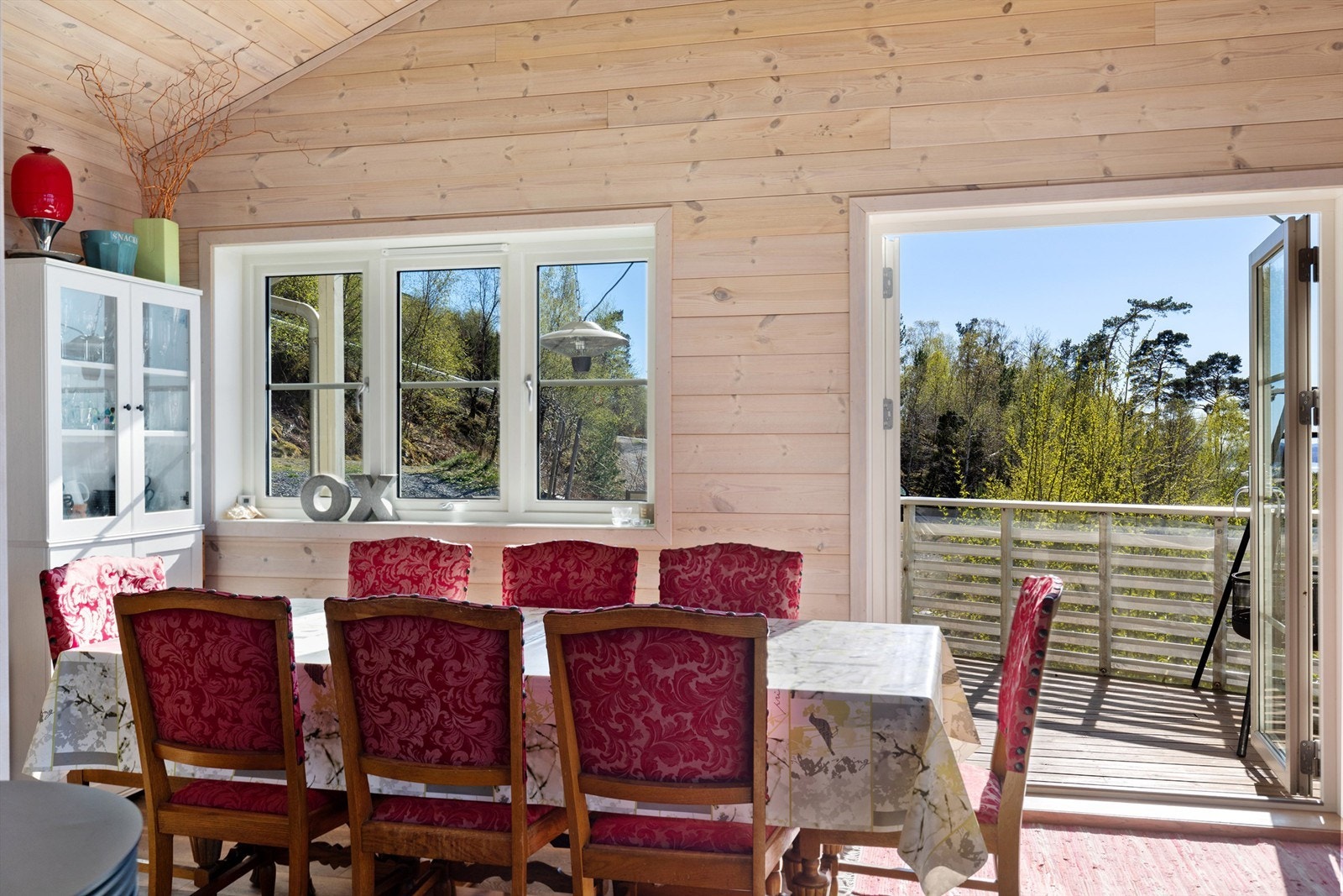 Ved kjøkkenet har du også en direkte utgang til en terrasse. Galleribilde