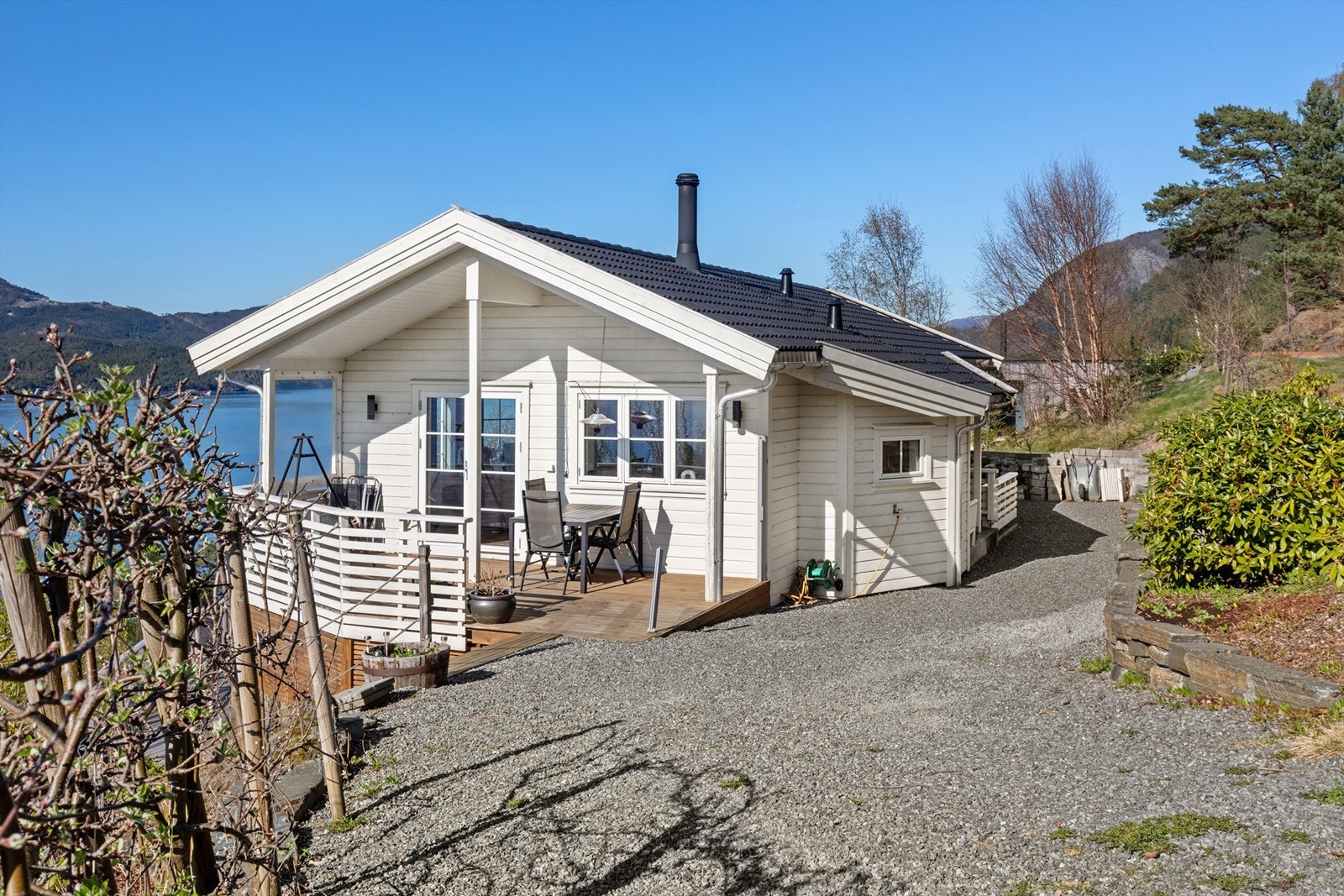 Romslig gårdsrom med plass til flere biler. Det er også gjesteparkeringer rett i nærheten. Galleribilde