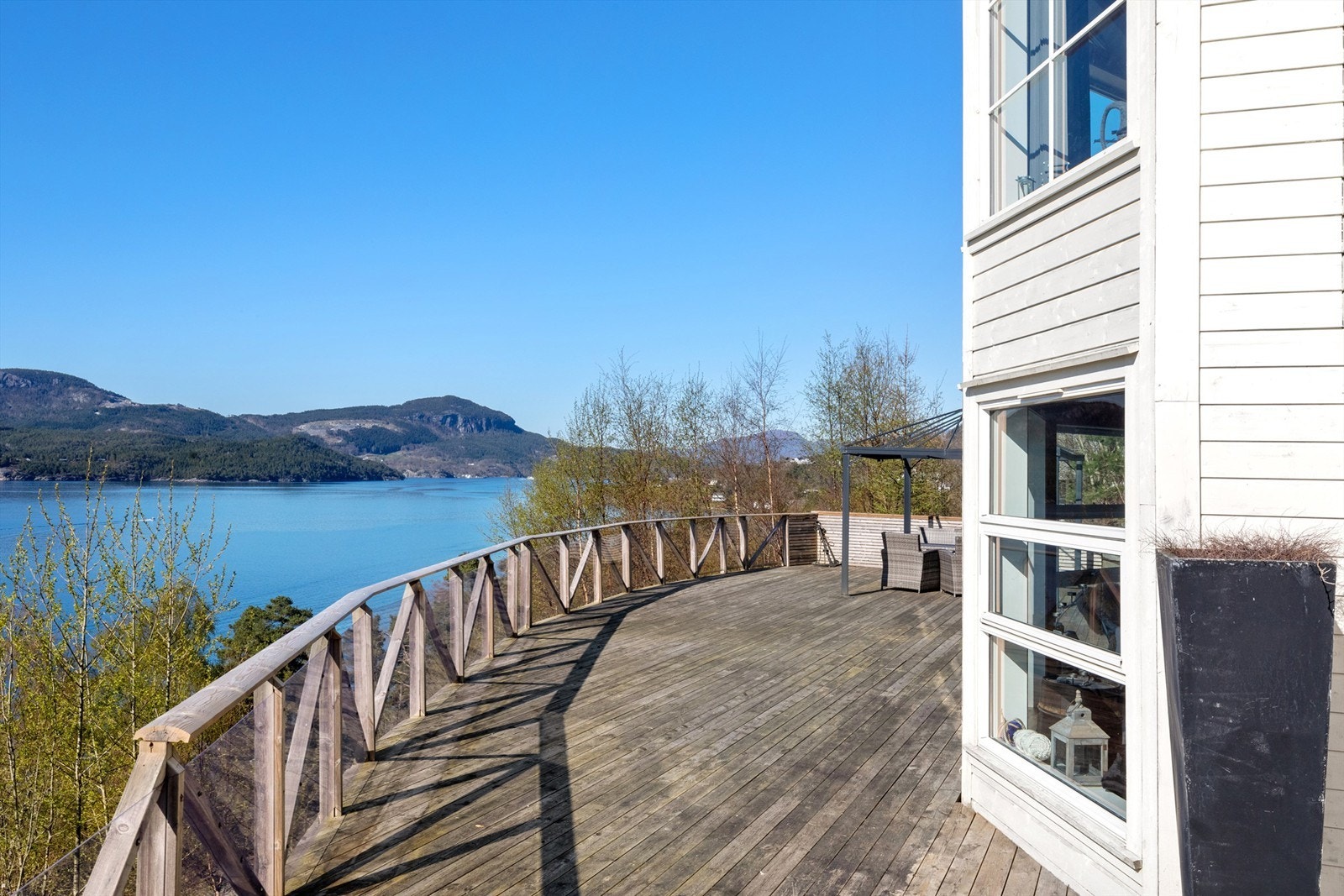 Fritidsboligen har en terrasse på ca 15 kvm og en på ca 115 kvm. Galleribilde