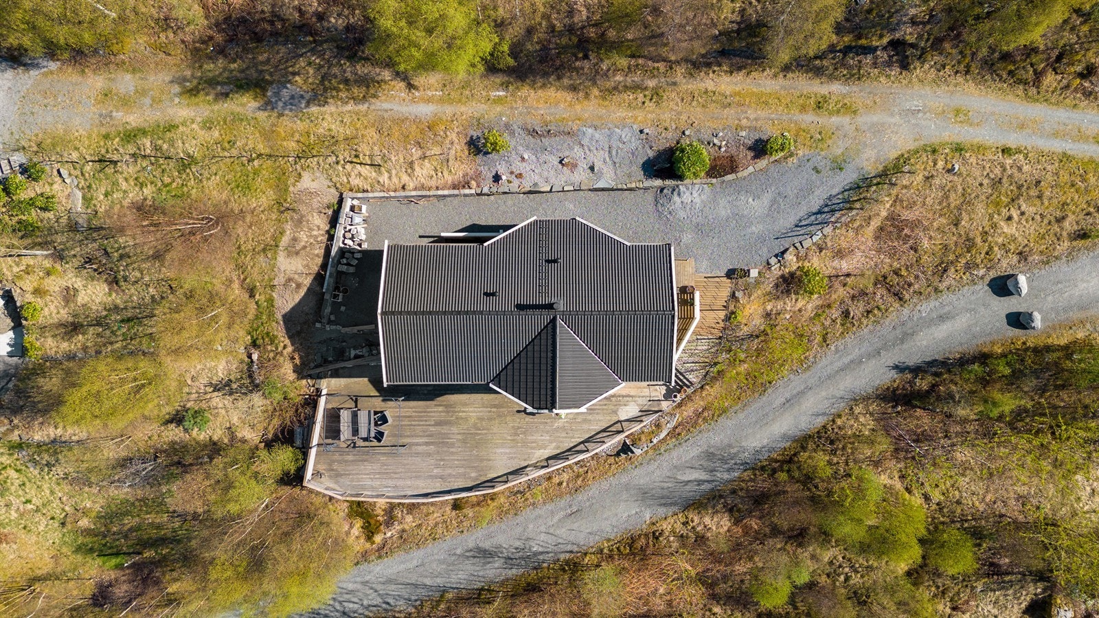 Fritidsboligen har en tomt på ca. 539 kvm. Eiendommen er pent opparbeidet med lødde steinmurer og store terrasseflater, som gir mulighet til å nyte solen fra morgen til kveld på sommerstid. Galleribilde