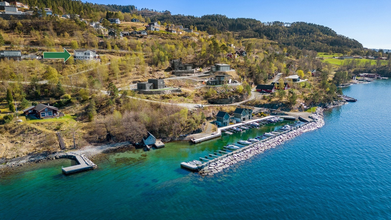 Velkommen til Båthamnvegen 18, presenteres av Dardan Shabi ved Eiendomsmegler Krogsveen avd. Sandnes. Galleribilde