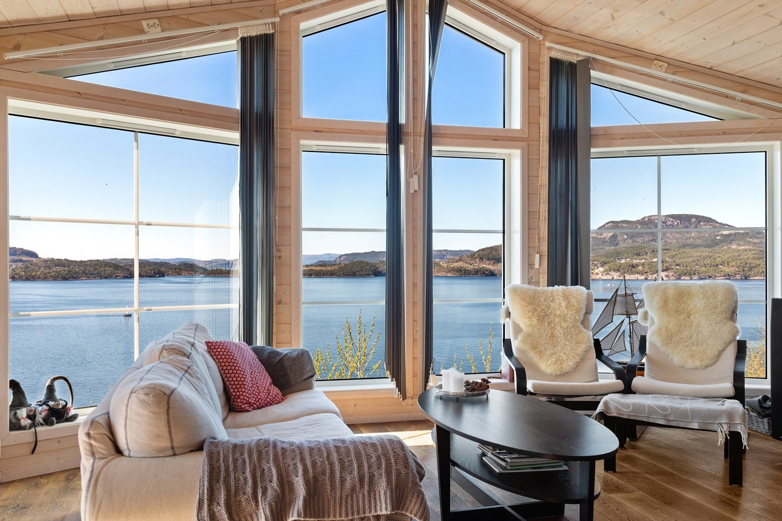Helt fra dere trer inn døren i gangen og går innover mot stuen, møtes du av en storslått utsikt over fjorden. Galleribilde