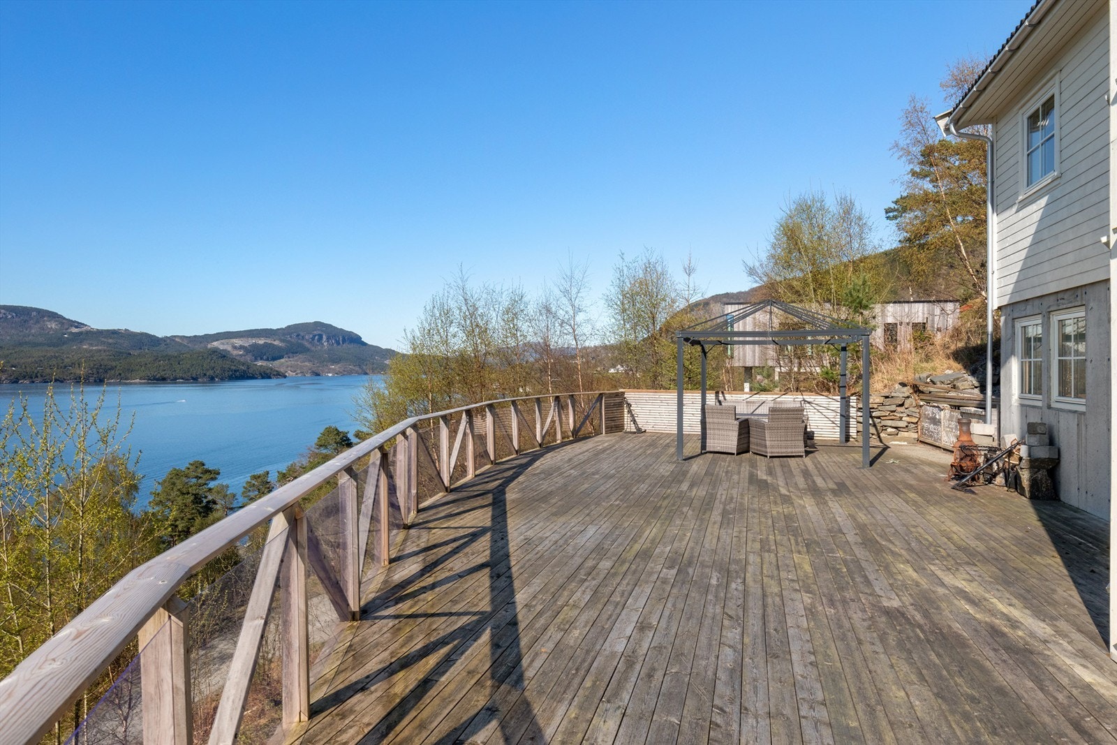 Store terrasseflater gir mulighet til å nyte solen fra morgen til kveld på sommerstid. Galleribilde