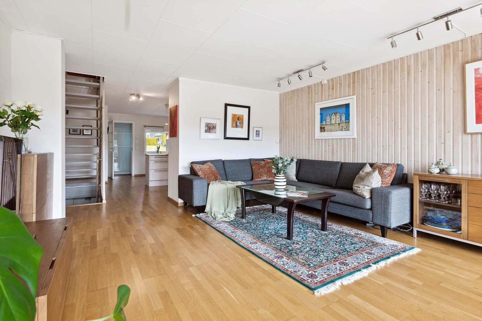 I stuen er det er god plass til en hyggelig sofagruppe og tv med tilhørende møblement. Galleribilde