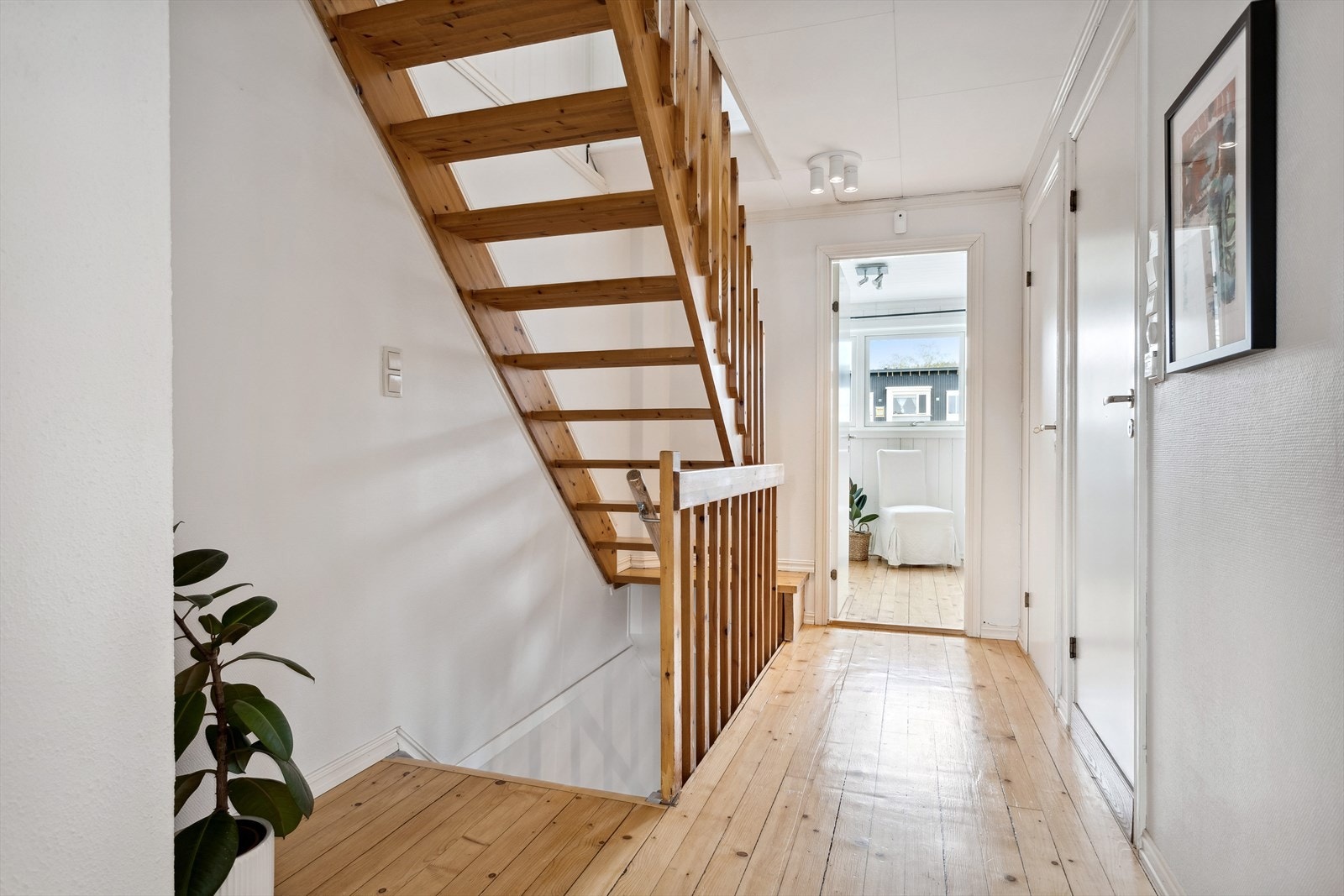 Boligen har tre flotte soverom med fine innredningsmuligheter, alle beliggende praktisk til i samme etasje. Galleribilde
