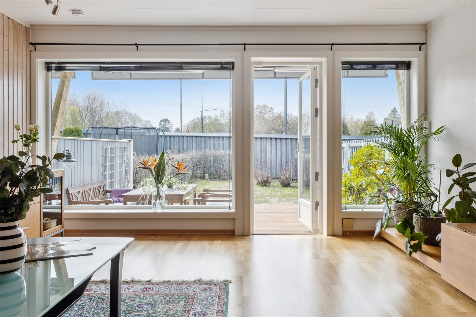 De store vindusflatene sammen med balkongdøren slipper inn godt med lys og skaper en luftig og fin atmosfære. Galleribilde