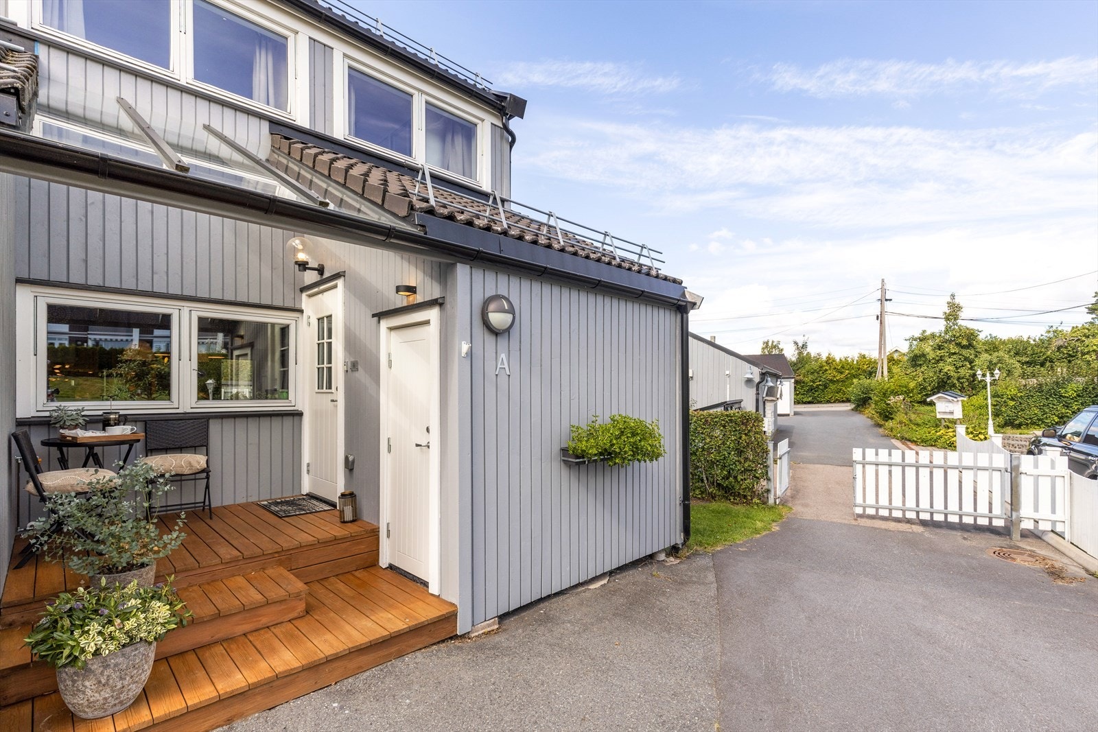 Pent inngangsparti med plass til en hyggelig sittegruppe om ønskelig. Boligen disponerer en utebod ved inngangen. Galleribilde