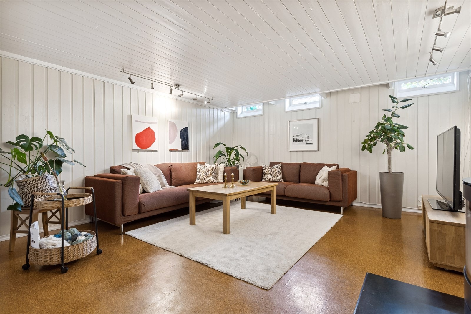 Rommet brukes som kjellerstue. Her er det god plass til store og små! Galleribilde