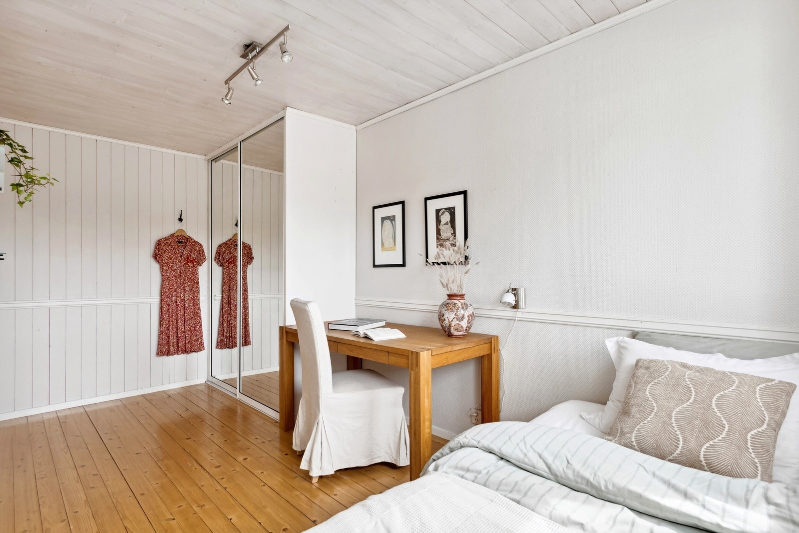 Her er det også en praktisk garderobe med speilfronter. Galleribilde
