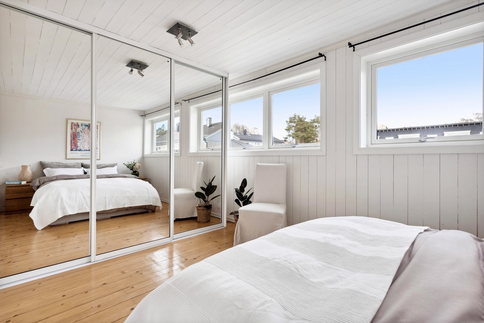 Klær kan pent ryddes bort i en romslig skyvedørsgarderobe med speilfronter. Galleribilde