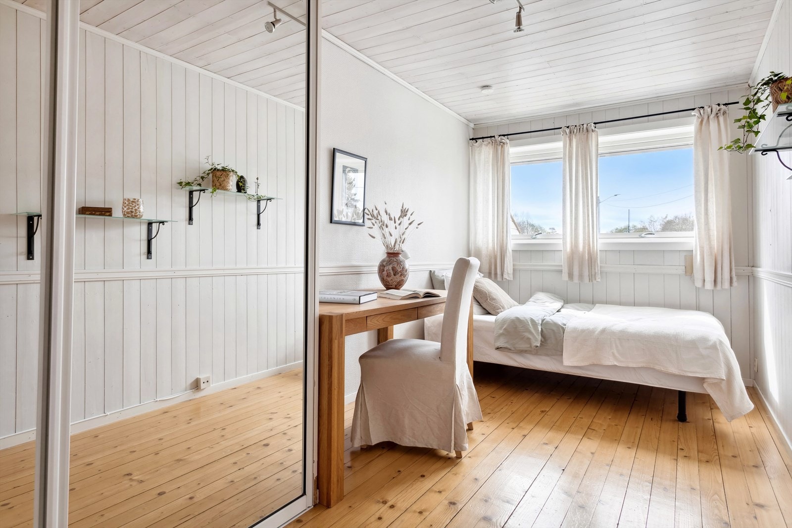 Det andre soverommet er også av god størrelse med plass til en større seng og annet ønskelig møblement. Galleribilde